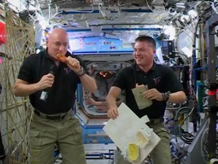 விண்வெளியில் வான் கோழி விருந்து சாப்பிட்டு தேங்க்ஸ்கிவிங் நாள் கொண்டாடிய யுஎஸ் வீரர்கள்