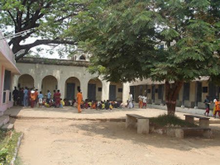 திருச்சி சிறுவர் சீர்திருத்தப்பள்ளியில் இருந்து 12 பேர் தப்பி ஓட்டம்