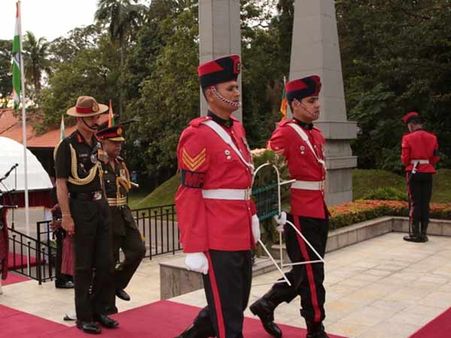 இலங்கையில் இந்திய ராணுவ தளபதி... பாக். போர்க்கப்பலும் 'நல்லெண்ண பயணமாக' இன்று வருகை