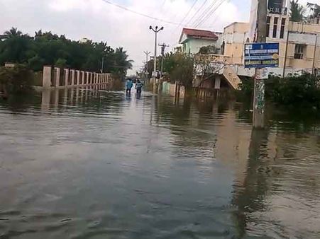 வேளச்சேரி- தரமணி சாலையில் குளம் போல தேங்கிய கழிவு நீர் வெள்ளம், போக்குவரத்து பாதிப்பு