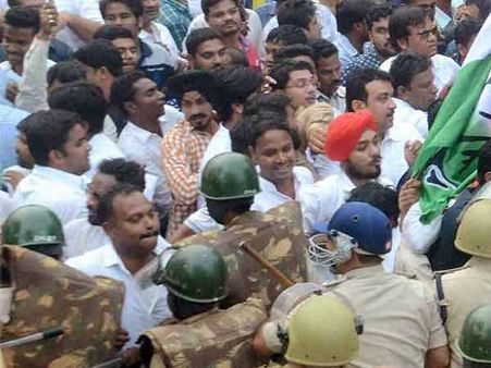 சகிப்பின்மை விவகாரம்... மத்திய அரசுக்கு எதிராக டெல்லியில் இளைஞர் காங். போராட்டம்- போலீசுடன் மோதல்!