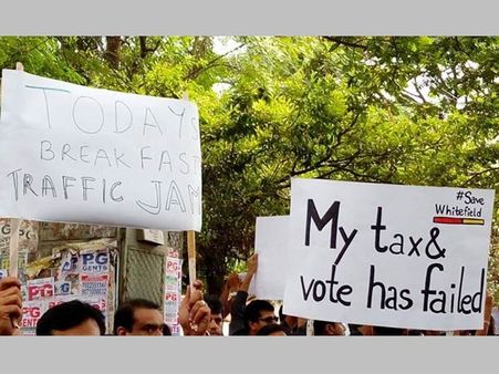 ஒய்ட்பீல்டை காப்பாற்றுங்கள்.. பெங்களூரில் வீதிக்கு இறங்கி போராடிய ஐடி, பிடி ஊழியர்கள்