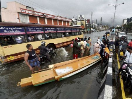 தாம்பரத்தில் தயார் நிலையில் படகுகள்- மீண்டும் வேலையைக் காட்டத் துவங்கிய மழை!