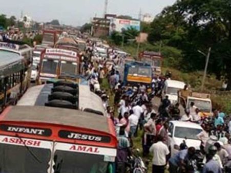 ஆசிரியைகளைத் தரக்குறைவாக பேசிய அதிமுக நிர்வாகி- புதுக்கோட்டை அருகே மக்கள் சாலை மறியல்