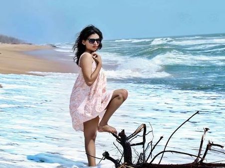 மாடல் ரஷ்மி நாயர் பூனம் பாண்டேவுக்கு அக்காவா இருப்பார் போல!