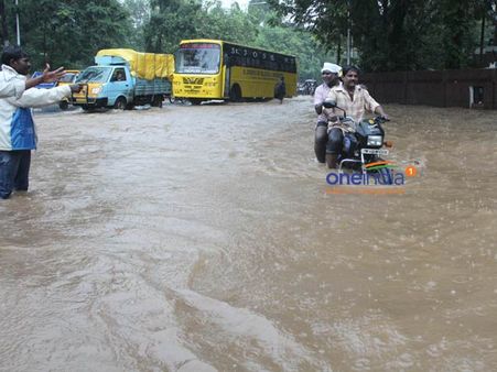கனமழையால் தனி தீவானது சென்னை: தகவல் தொடர்பு, போக்குவரத்து துண்டிப்பு