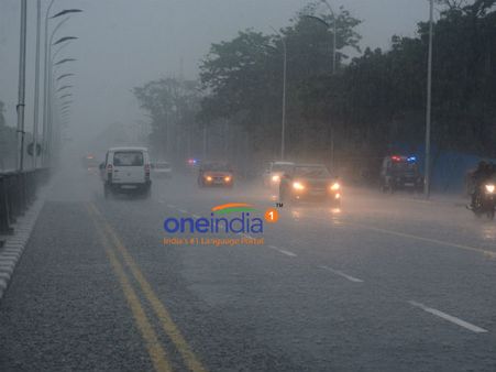 கனமழையால் மின்சாரம் துண்டிப்பு.... 2-வது நாளாக விடிய விடிய இருளில் மூழ்கிய சென்னை