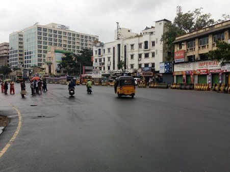 சென்னை பெருநகரம் பல தீவுகளாக துண்டிப்பு! ஆள் அரவமற்று சாலைகள் அனைத்தும் வெறிச்சோடின!!
