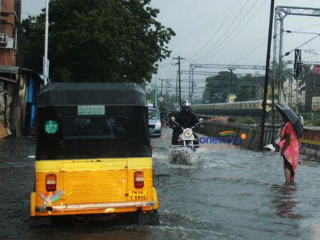 அங்கிட்டு கொட்டித் தீர்த்த மழை இங்கிட்டு பெய்யக் கூடாதா சாமிகளா... ஏங்கும் 'உள்மாவட்டங்கள்'