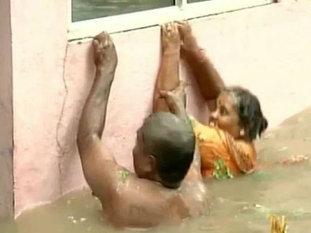 வெள்ளத்தில் சிக்கியுள்ள சக மக்களை மீட்கும் சென்னைவாசிகளுக்கு ஒரு சல்யூட்!