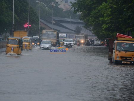தென் மாவட்டங்களுக்கு பேருந்துகள், ரயில்கள் இன்றி தவிக்கும் பயணிகள்: 400 பேருந்துகள் இயக்க முடிவு