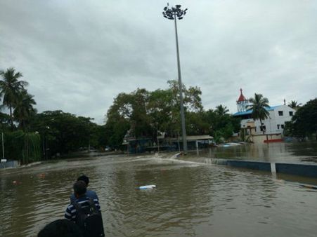 அடையாற்றில் பாய்ந்தோடும் 80000 கன அடி நீர் வெள்ளம்: சென்னை சைதாப்பேட்டை பாலம் உடையுமோ என பீதி!!