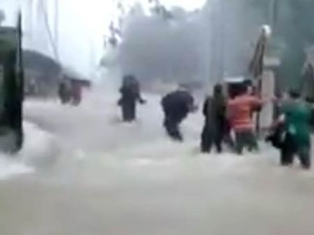 எஸ்.ஆர்.எம். பல்கலைக்கழகத்தில் பெருக்கெடுத்து ஓடும் வெள்ளம்: தத்தளிக்கும் மாணவர்கள்