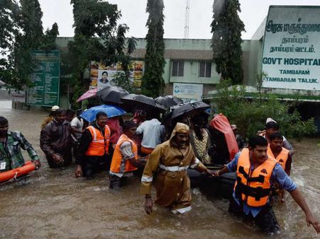 வெள்ளத்தால் மூழ்கிய 3 மாவட்டங்கள்... 206 நிவாரண முகாம்களில் 43,000 பேர்...மீட்புப் பணியில் முப்படை!