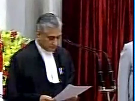 உச்சநீதிமன்ற தலைமை நீதிபதியாக டி.எஸ்.தாக்கூர் பதவியேற்பு!