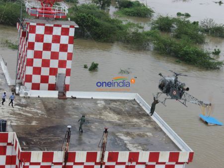 மழை ஓய்ந்தும் வெள்ளத்தில் மிதக்கும் சென்னை: தத்தளிக்கும் மக்களை மீட்கும் ராணுவம், கடற்படை