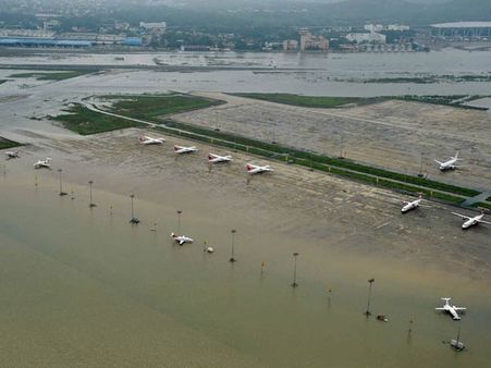 வெள்ளத்தால் சென்னையில் விமான சேவை ரத்து: டிக்கெட் கேன்சல் சார்ஜை ரத்து செய்ய விமான நிறுவனங்கள்