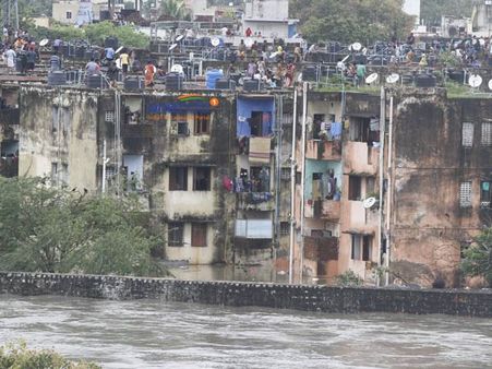 சென்னையில் படிப்படியாக வெள்ளம் வடியத் தொடங்கியது... ஆனாலும் மழை தொடர்கிறது