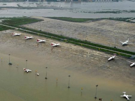 மீனம்பாக்கத்தில் ஜெட் விமானத்தையே குப்பை போல இழுத்து சென்று வீசிய மழை வெள்ளம்