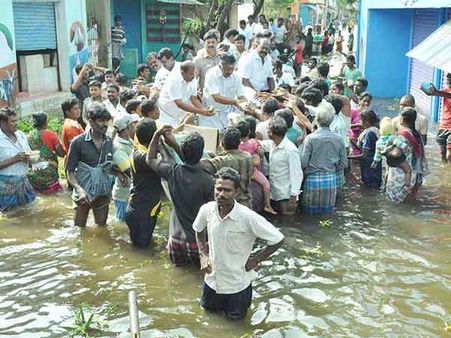 வெறுங்கையோடு போனதால் விரட்டப்பட்ட அமைச்சர்கள் இன்று நிவாரணப் பொருட்களுடன் ஆர்.கே.நகரில்...