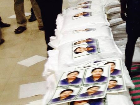 ஸ்டிக்கரா ஒட்டுறீங்க ஸ்டிக்கரு: அதிமுகவினரை சமூகவலைதளத்தில் திட்டும் மக்கள்