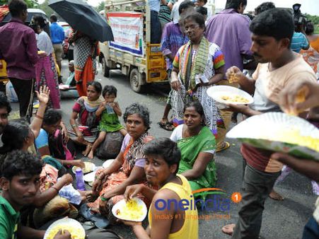வண்டி வண்டியா சென்னைக்கு நிவாரணப் பொருட்கள் வருது, எங்களுக்கு எதுவும் கிடைக்கலையே!