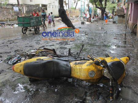 வெள்ளத்தில் சேறும் சகதியுமாக மாறிப்போன சென்னை... இயல்புநிலைக்கு வருவது எப்போது?