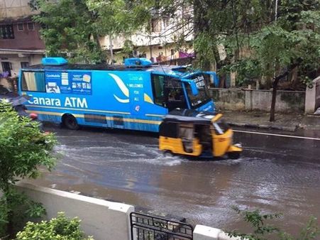 சென்னையில் வெள்ளத்தால் கஷ்டப்படும் மக்களுக்காக நடமாடும் ஏடிஎம் வசதி