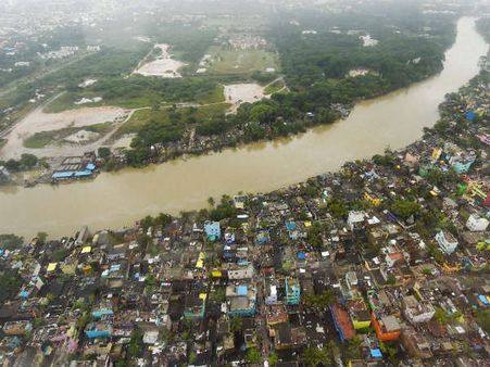 பூண்டி ஏரியில் திறக்கப்படும் நீரின் அளவு அதிகரிப்பு-மக்கள் பாதுகாப்பான இடங்களுக்கு செல்ல எச்சரிக்கை
