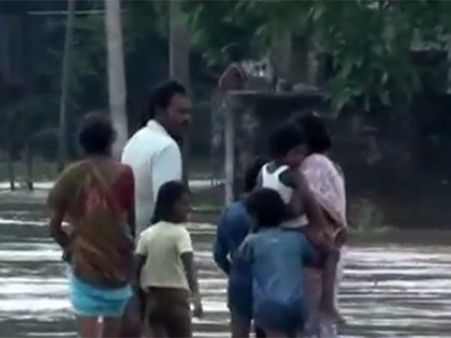 கடலூரில் தொடரும் கனமழை: வெள்ளத்தில் மிதக்கும் 400 கிராமங்கள்... முகாம்களில் 25,000 பேர்