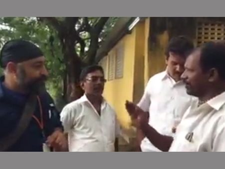 உணவு பாக்கெட்டுகளில் பங்கு கேட்டு அதிமுகவினர் அடாவடி: தீயாக பரவும் வீடியோ- இவர்களை என்ன செய்யலாம்?