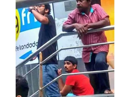 இப்போது கடலூரில் நிவாரணப் பணிகளில் ''உண்மையான சூப்பர் ஸ்டார்'' சித்தார்த்