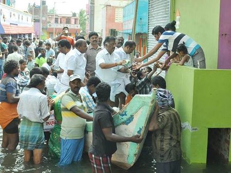 மணலியில் வெள்ளத்தால் பாதிக்கப்பட்ட பகுதிகளில் ஓ.பி.எஸ் நேரில் ஆய்வு