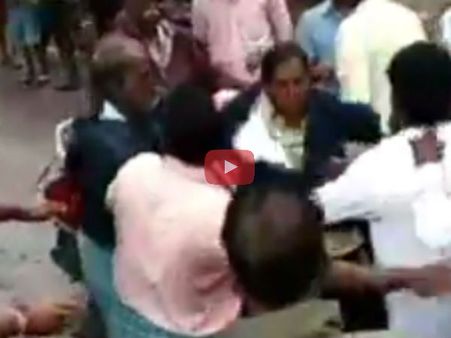 2,000 உணவு பொட்டலம் கேட்டு தன்னார்வலரை அடித்து நொறுக்கிய அதிமுகவினர்: வீடியோ இதோ