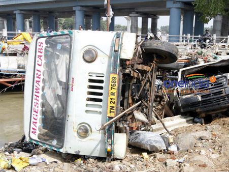 அடையாற்றில் அடித்து வரப்பட்டு குப்பை போல குவிந்து கிடக்கும் வீட்டு உபயோகப் பொருட்கள்