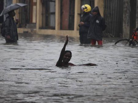 மழை நின்ற பிறகும் இடுப்பளவு தண்ணீரில் தத்தளிக்கும் திருநின்றவூர்