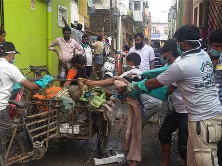 கோவிலை சுத்தம் செய்து, பிணங்களைத் தூக்கி, தெருவைப் பெருக்கி... சபாஷ் தவ்ஹீத் ஜமாத், தமுமுக!