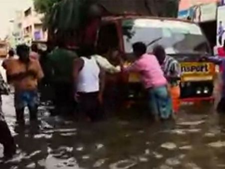 மழை வெள்ளத்திலும் தங்கு தடையின்றி செயல்பட்ட டாஸ்மாக்