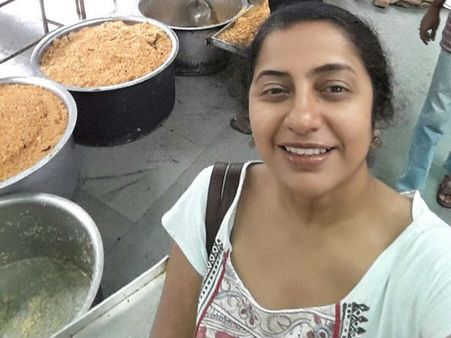 மக்களுக்கு உதவ நினைப்பவர்கள் துணிகளைப் புதிதாக வாங்கி அளியுங்கள்- சுஹாசினி மணிரத்னம்