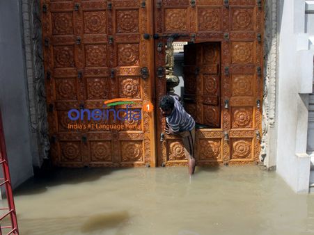 வெள்ளம்: கோவிலில் முஸ்லீம்கள் தஞ்சம், பள்ளிவாசல்களில் இந்துக்கள் தஞ்சம்