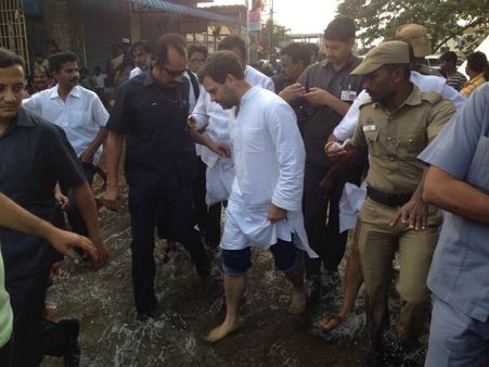 வெறும் காலுடன் வெள்ளநீரில் நடந்த ராகுல்... ‘ஓட்டு’ படுத்தும் பாடோ?!