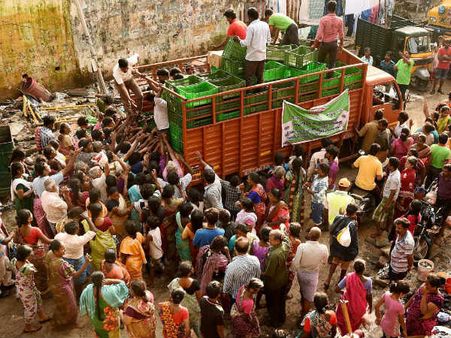 உதவி செய்ய மதம் எதற்கு?; வெள்ள நிவாரணத்தில் களமிறங்கிய ஜெயின், சீக்கிய, கிருஸ்துவர்கள்