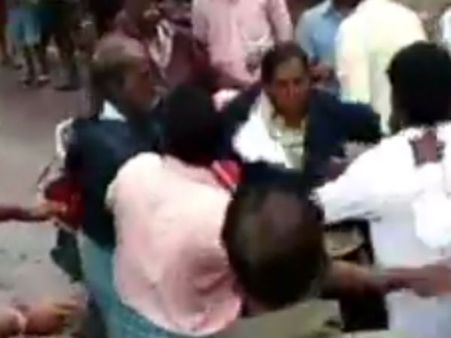 தன்னார்வலர்களை தாக்கி நிவாரணப் பொருட்களை பறித்த அதிமுகவினர் மீது நடவடிக்கை எடுக்கப்படுமா?