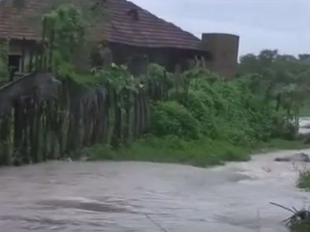 தமிழர்களை விடாமல் துரத்தும் மழை.. சென்னை போன்றே கிளிநொச்சியும் வெள்ளத்தில் மிதக்கிறது