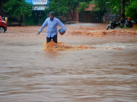 கண்களில் நிரம்பி வழியும் கண்ணீர்க் கடல் - வெள்ளத்தால் தத்தளிக்கும் கடலூர் மக்கள்!