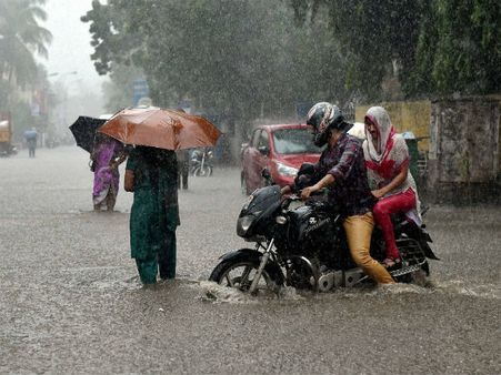 மழைநீரை அகற்ற கோரி ஆவடி கவுன்சிலரின் கணவர் நகராட்சி அலுவலகம் முன்பு நூதன போராட்டம்