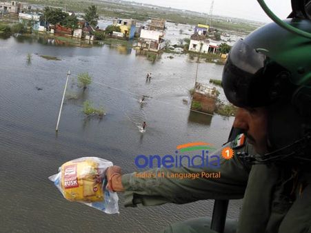 வடியாத வெள்ளம்.. ஹெலிகாப்டரையும், படகுகளையும் இன்னும் நம்பியிருக்கும் பரிதாப மக்கள்