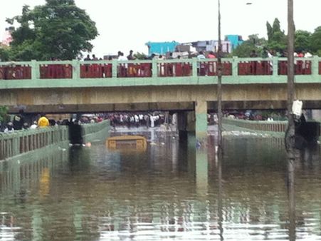 வெள்ள நீரில் மூழ்கிய சுரங்கப் பாதையில் சிக்கிய இரு வாகனங்களிலிருந்து 5 சடலங்கள் மீட்பு?