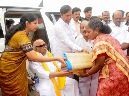 முடிச்சூரில் கருணாநிதி.. வெள்ளம் பாதித்த மக்களைச் சந்தித்தார்.. நிவாரணப் பொருட்களை வழங்கினார்