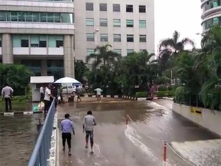 டி.எல்.எஃப் வளாகத்தில் பலர் பலியானதாக பரவிய தகவல்: போலீசார் 5 மணி நேரம் ஆய்வு